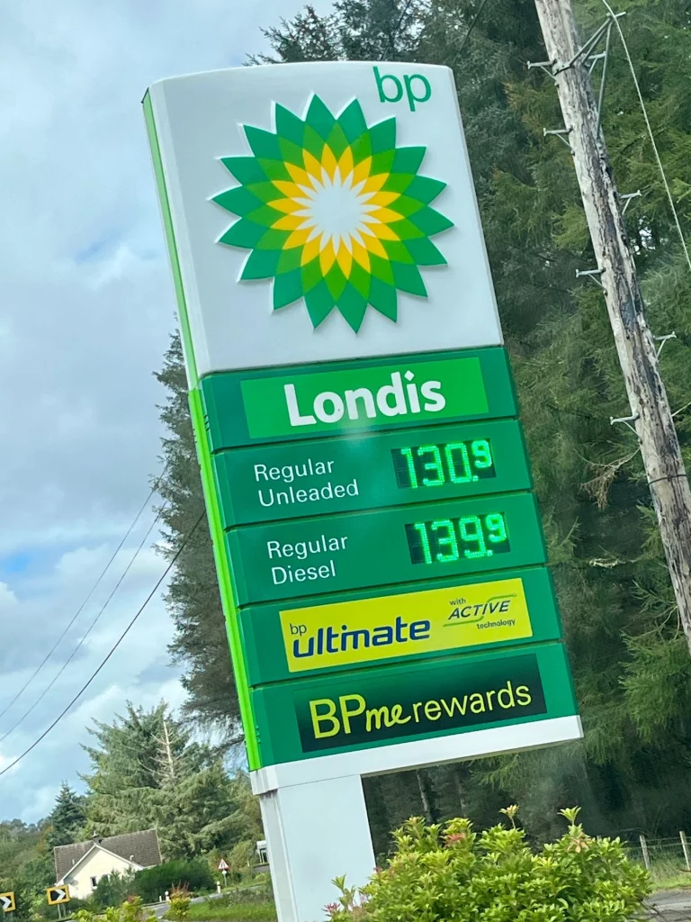 Die Preisanzeige einer Tankstelle mit dem Dieselpreis von 138,9 Pence. 