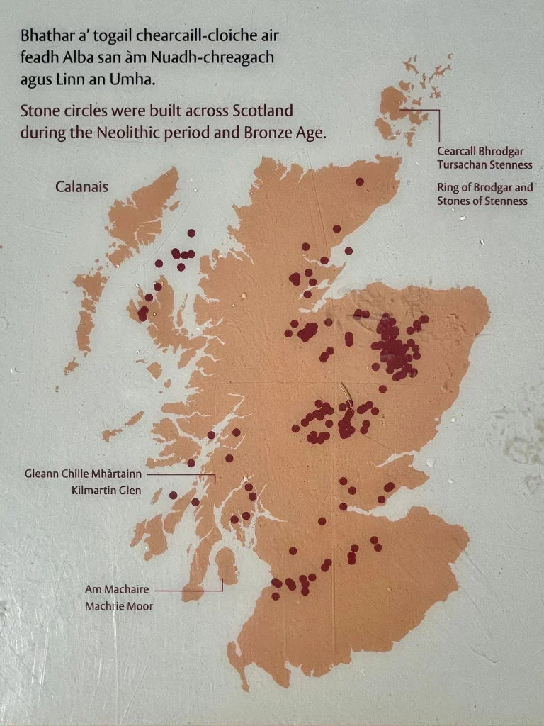 Infotafel mit einer Karte von Schottland, die Standorte von Steinkreisen aus der Jungsteinzeit und Bronzezeit mit roten Punkten markiert.