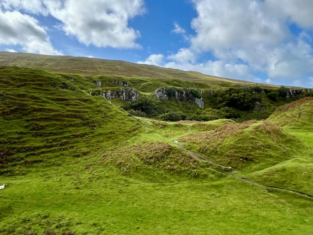 Eine Nahaufnahme der typischen „Terrassen“-Struktur der Feenhügel. Das saftige Grün ist von feinen, horizontalen Linien durchzogen, die wie kleine Stufen im Hang wirken.