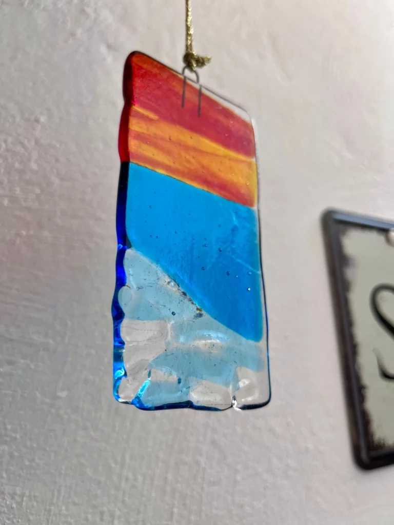 Ein kleiner Glas-Anhänger von einer Künstlerin gestaltet als Mitbringsel.