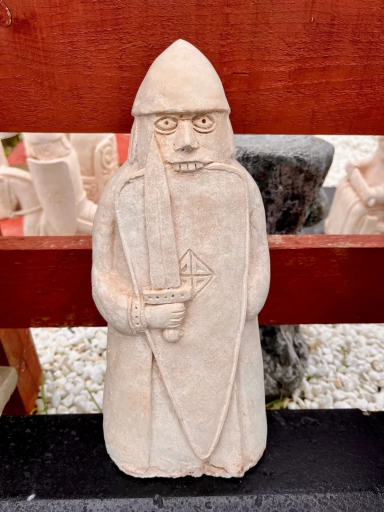 Nachbildung einer Lewis-Schachfigur als Wächter mit Schwert und Schild, Souvenir am Dun Carloway Broch, Isle of Lewis.