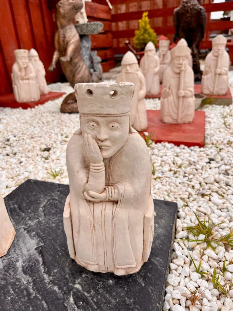 Historische Lewis-Schachfigur Nachbildung aus Stein im Besucherzentrum Dun Carloway, piktische Kunst auf den Äußeren Hebriden.