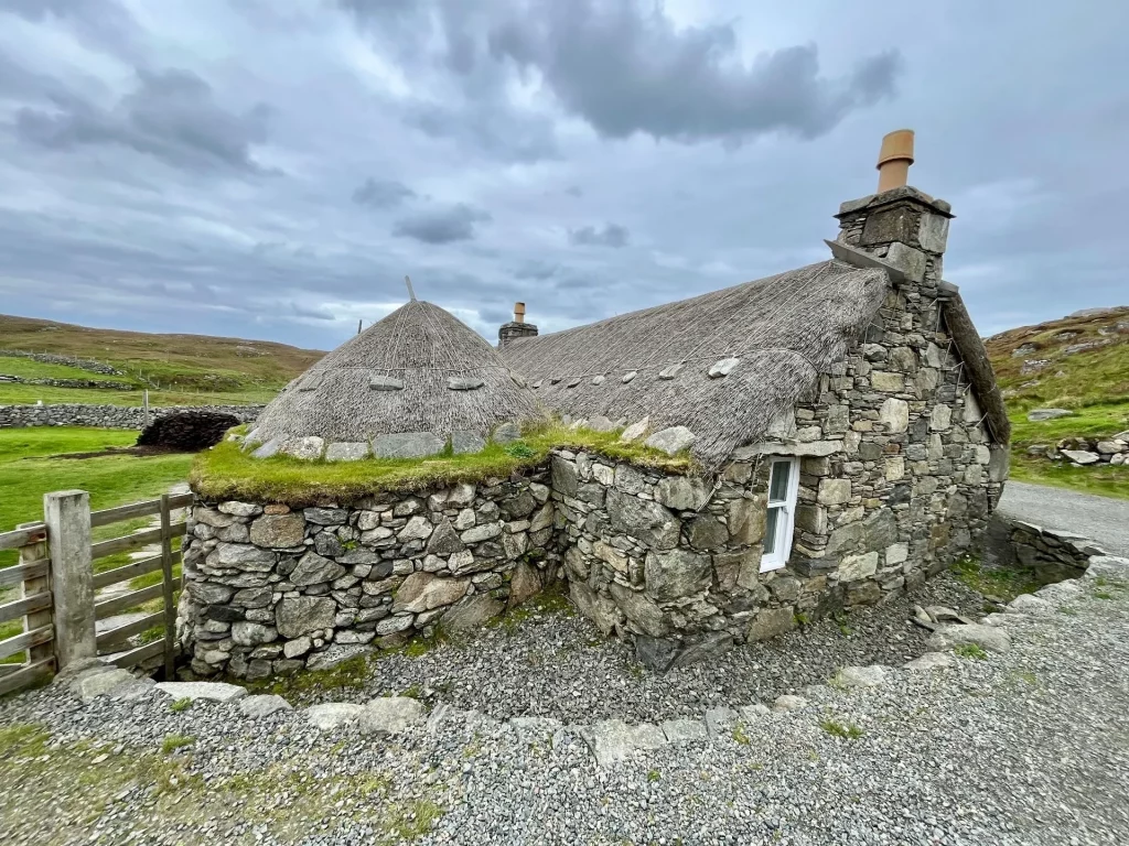 Historische Blackhouses mit Strohdach in der Siedlung Na Gearrannan auf der Isle of Lewis, Schottland.