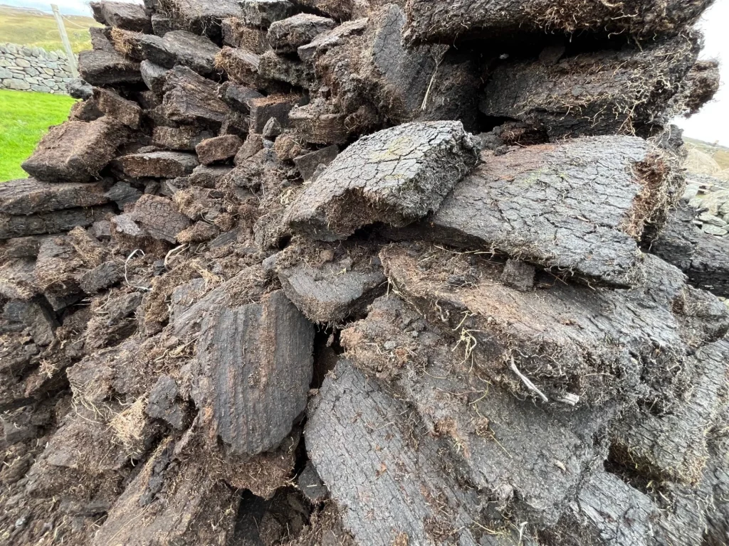 Textur von frisch gestochenem Torf auf der Isle of Lewis, traditionelles Brennmaterial für die Kamine der schottischen Hebriden.
