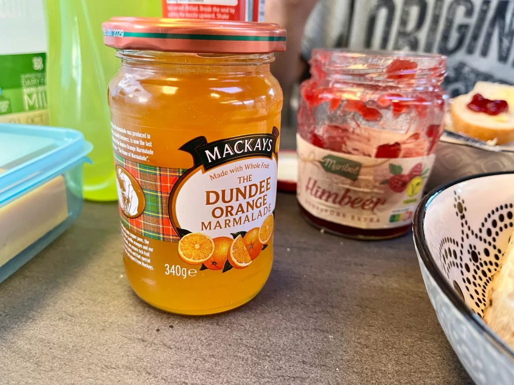 Nahaufnahme eines Glases Dundee Orange Marmalade der Marke Mackays auf einem Frühstückstisch im Wohnmobil.