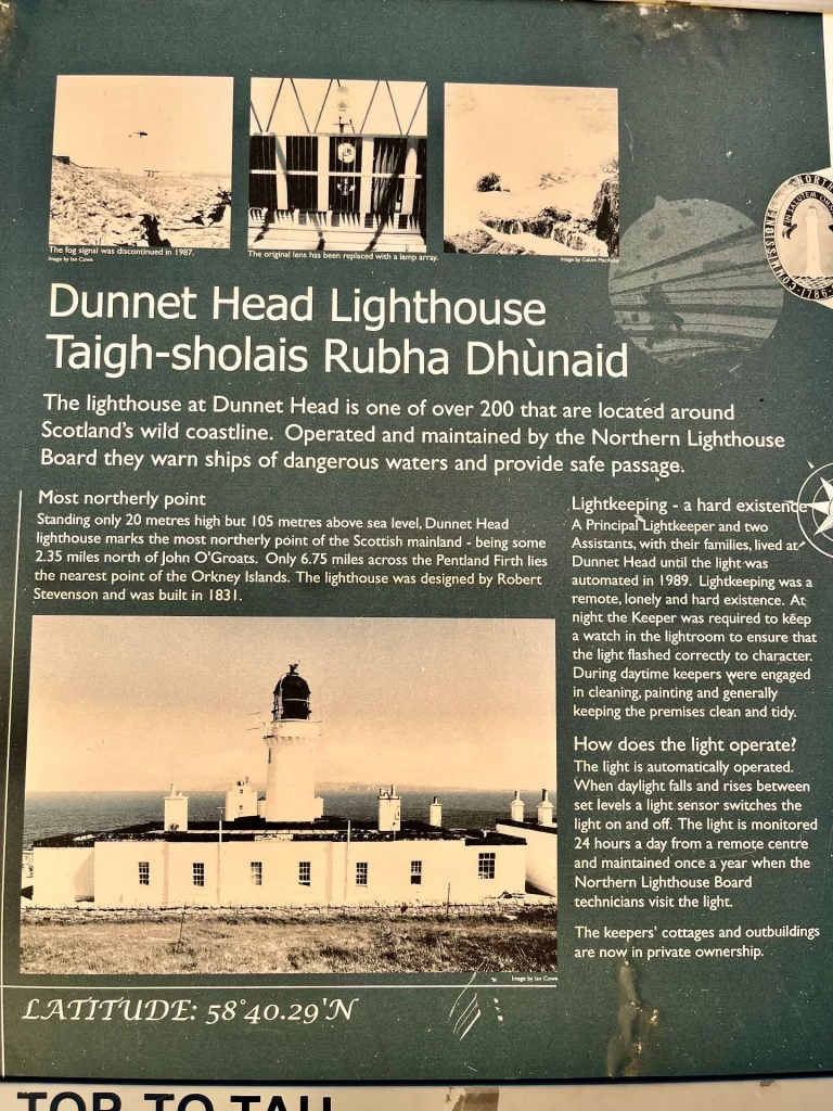 Eine dunkelgrüne Informationstafel mit dem Titel „Dunnet Head Lighthouse / Taigh-sholais Rubha Dhùnaid“. Sie zeigt historische Fotos und technische Details zum Leuchtturm, der von Robert Stevenson entworfen wurde.