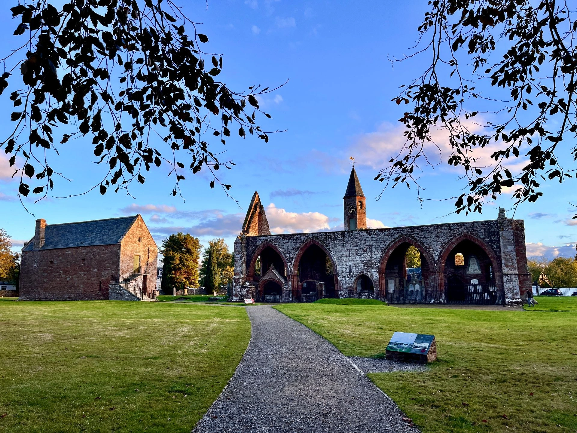 Schottland Roadtrip: Von Schwärmen, schiefen Steinen und einem Erbe der Highlands in der Ruine Fortrose Cathedral