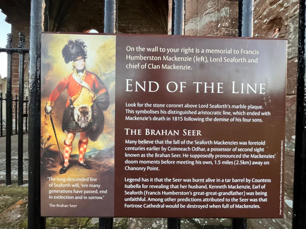 Eine Informationstafel mit dem Titel "End of the Line", die über den Clan Mackenzie und die Legende des "Brahan Seer" informiert.