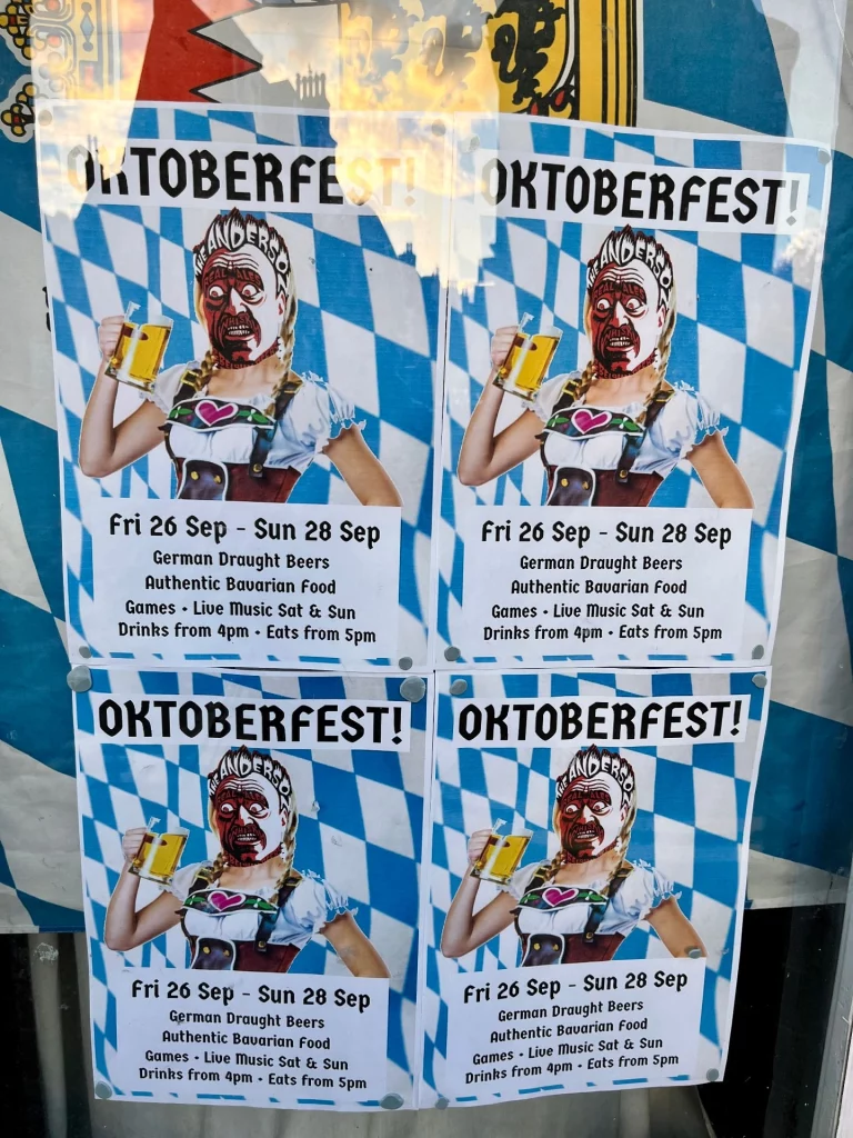 Werbeplakate für ein Oktoberfest im „The Anderson“ in Tain, Schottland, mit bayerischen Motiven.