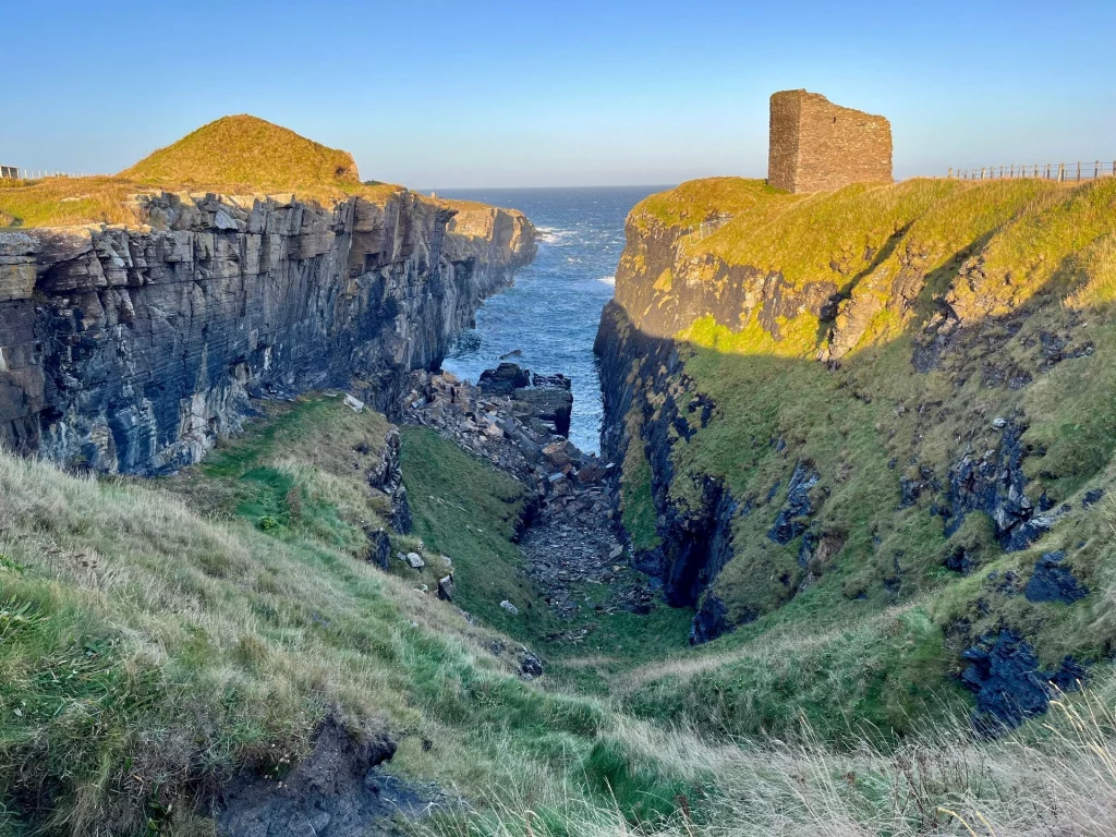 Die Ruine Old Castle Wick auf einer Klippe in Schottland bei stürmischer See.