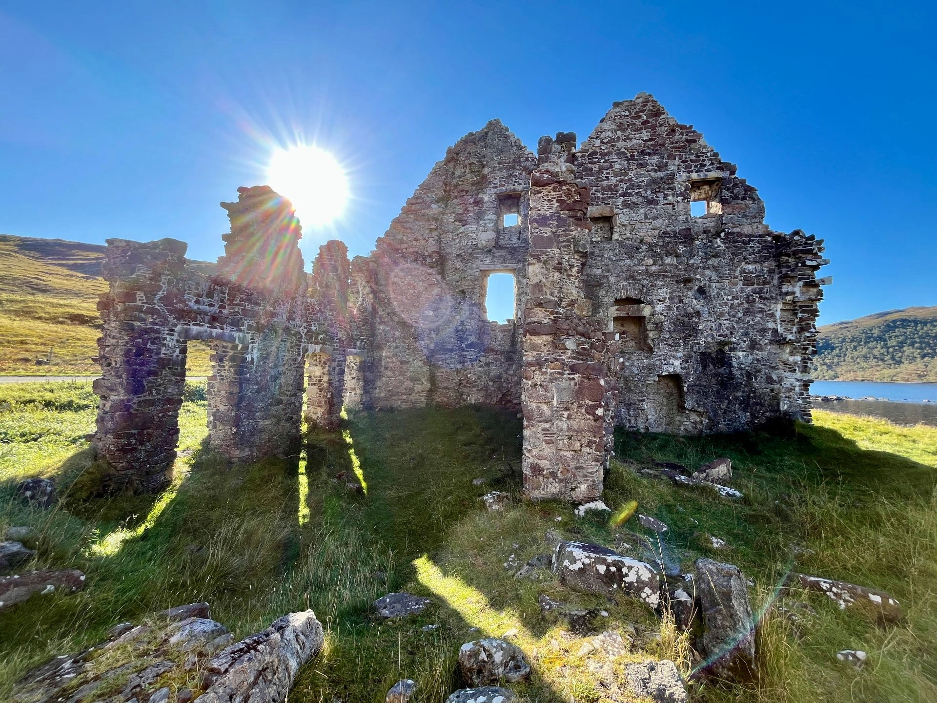 Fähre Stornoway–Ullapool: Wildlife-Highlight mit Common Dolphins und das teuflische Calda House