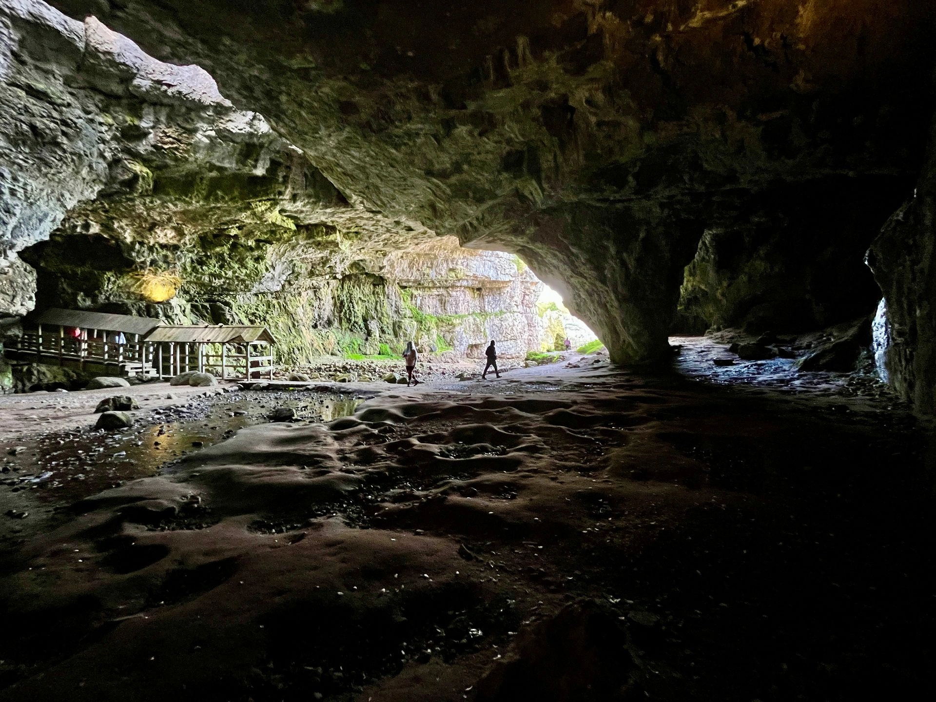 Smoo Cave Durness: Steiler Abstieg in die Unterwelt & Wandern wie auf Wolken