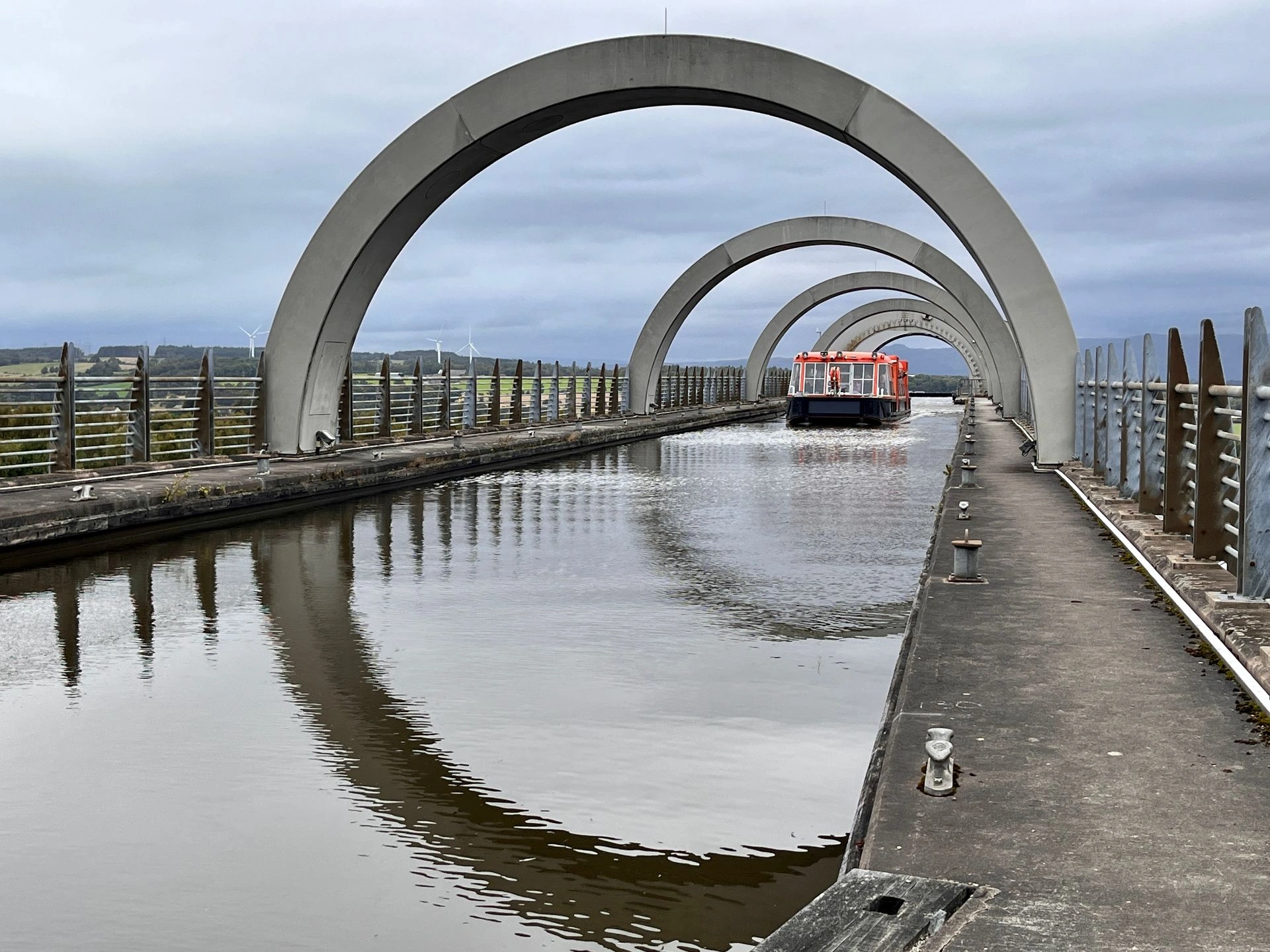 Falkirk Wheel – das einzigartige Schiffshebewerk in Schottland