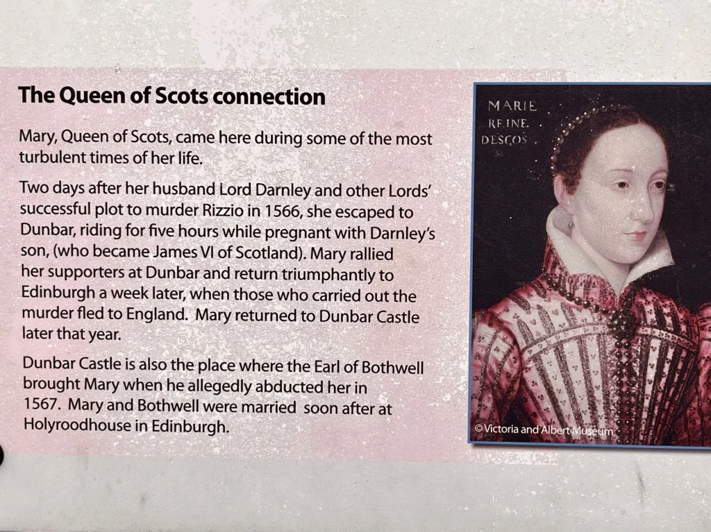 Eine Informationstafel über den Aufenthalt von Maria Stuart (Queen of Scots) im Dunbar Castle mit ihrem Porträt.