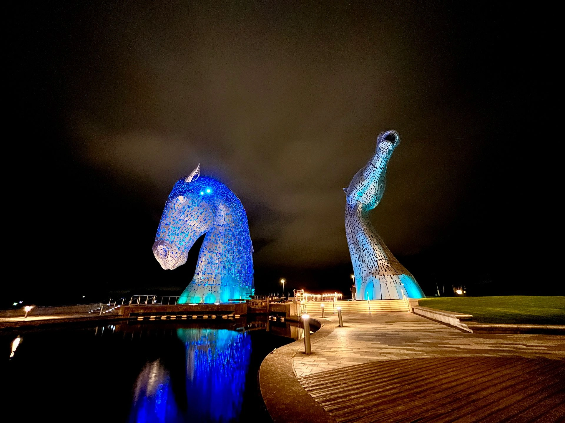 Die Kelpies in Falkirk: Schottlands mystische Pferde-Giganten aus Stahl