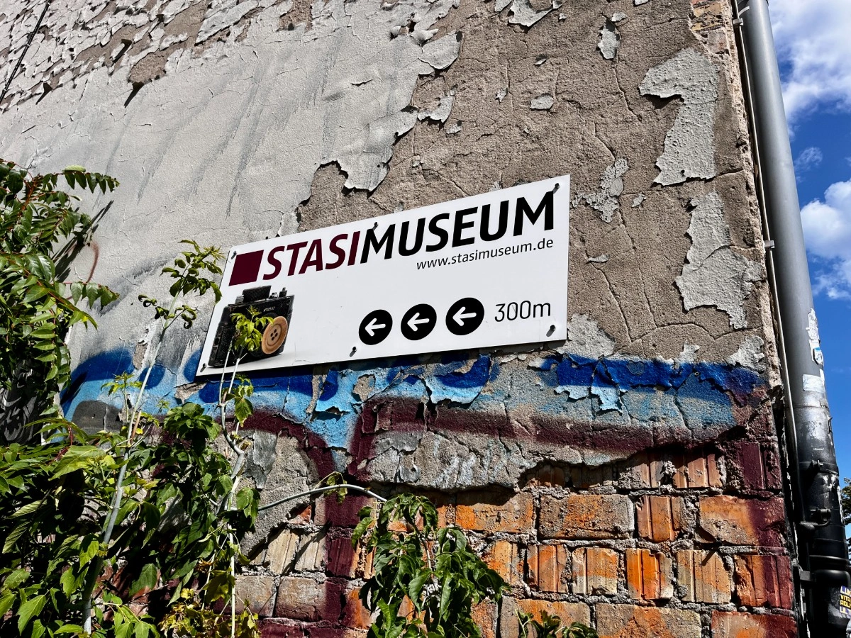 „Wir sind das Volk“: Zwischen Stasi-Schatten und Eierbechern