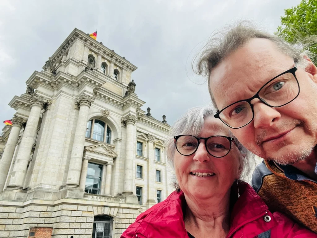 Ein Selfie vor geschichtsträchtiger Kulisse: Hier stehen wir vor dem imposanten Reichstagsgebäude in Berlin. Die massiven Sandsteinsäulen und die prachtvolle Architektur bilden den perfekten Hintergrund für unseren ersten Stopp im Regierungsviertel. Trotz des bewölkten Himmels ist die Stimmung super – die Vorfreude auf die Führung durch das Herz der deutschen Demokratie ist uns direkt ins Gesicht geschrieben.
