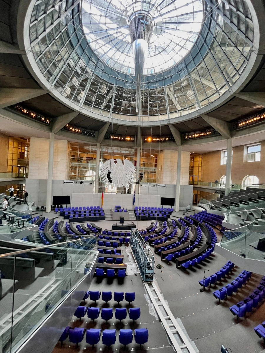 Reichstag im Visier: Zwischen Kuppelglanz und Currywurst