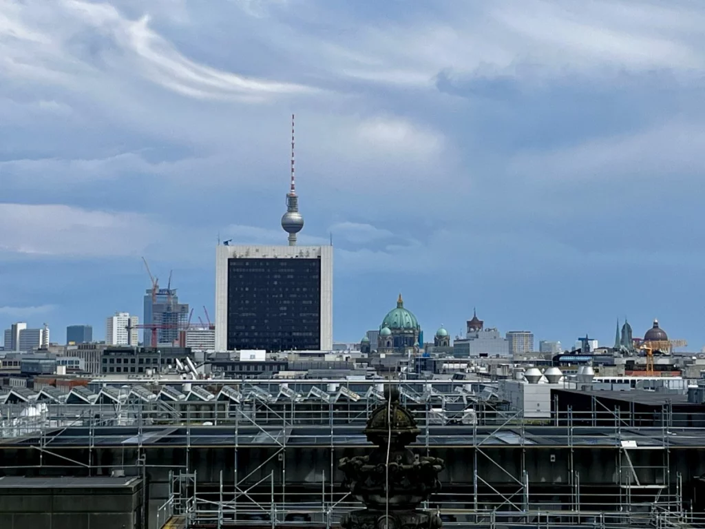 Die Klassiker im Blick: Vom Reichstagsdach aus bietet sich ein wunderbares Panorama auf den Berliner Dom und den Fernsehturm. Die markante Silhouette der Stadt zeigt sich hier in ihrer ganzen Vielfalt – von historischer Kirchenarchitektur bis hin zum modernen Wahrzeichen am Alexanderplatz. Ein herrlicher Ausblick, der zeigt, wie nah die großen Sehenswürdigkeiten beieinander liegen.