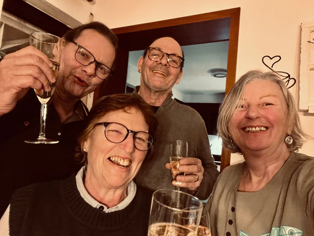 Vier muntere Camper und ein letztes warmes Lächeln, bevor Kätter zur mobilen Tiefkühltruhe mutierte.