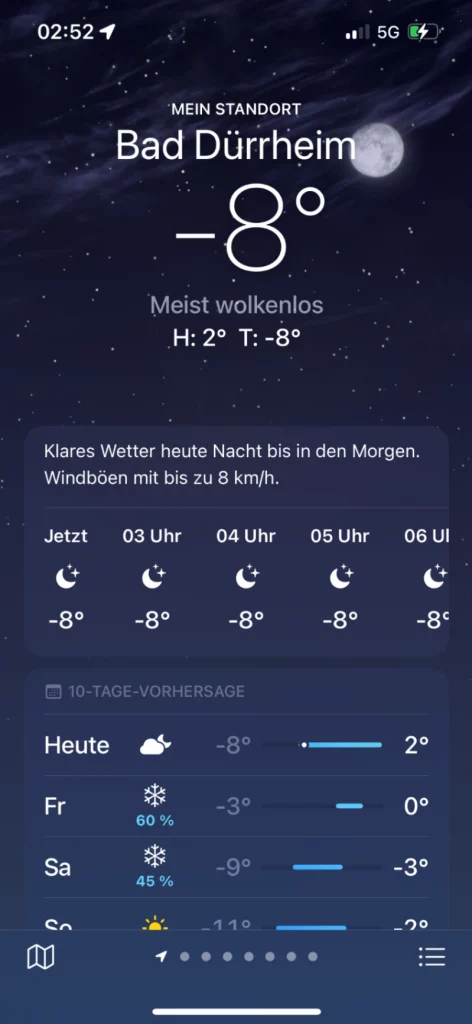 Schwarz auf Weiß (oder eher Blau auf Schwarz): Wenn die Wetter-App gnadenlos -8 Grad anzeigt und die Heizung im Kastenwagen beschließt, in den Ruhestand zu gehen.