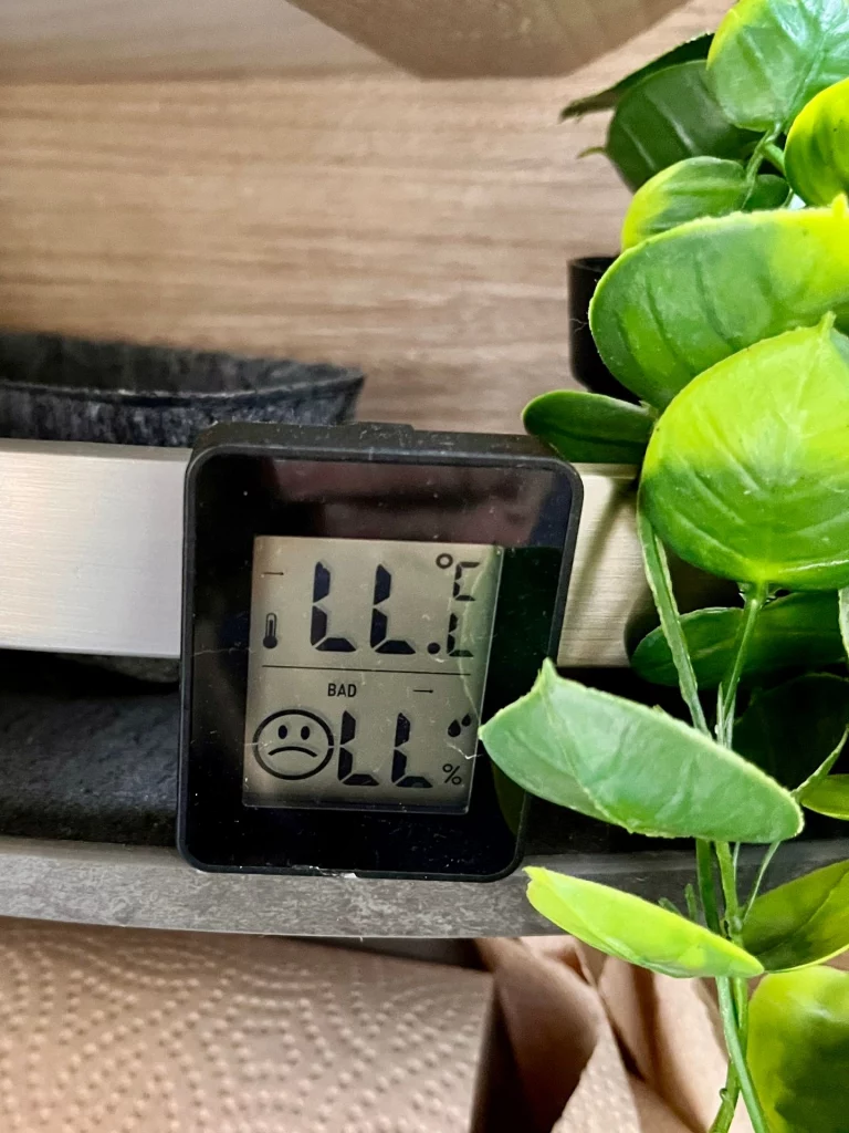 Sibirische Verhältnisse: Bei diesen Temperaturen streikt sogar die Technik – erst die Heizung, dann das Thermometer. Nur wir schlottern eisern weiter.