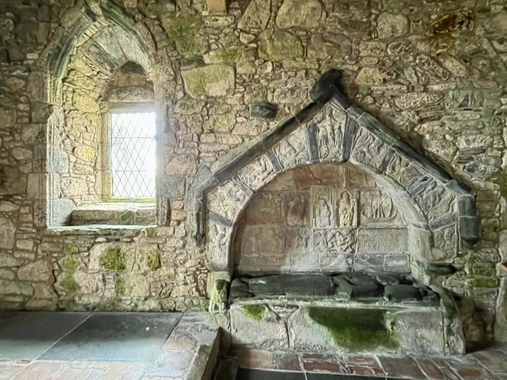 Das detailreich verzierte Steingrabmal von Alasdair Crotach MacLeod aus dem 16. Jahrhundert in der St. Clements Church in Rodel, Harris.