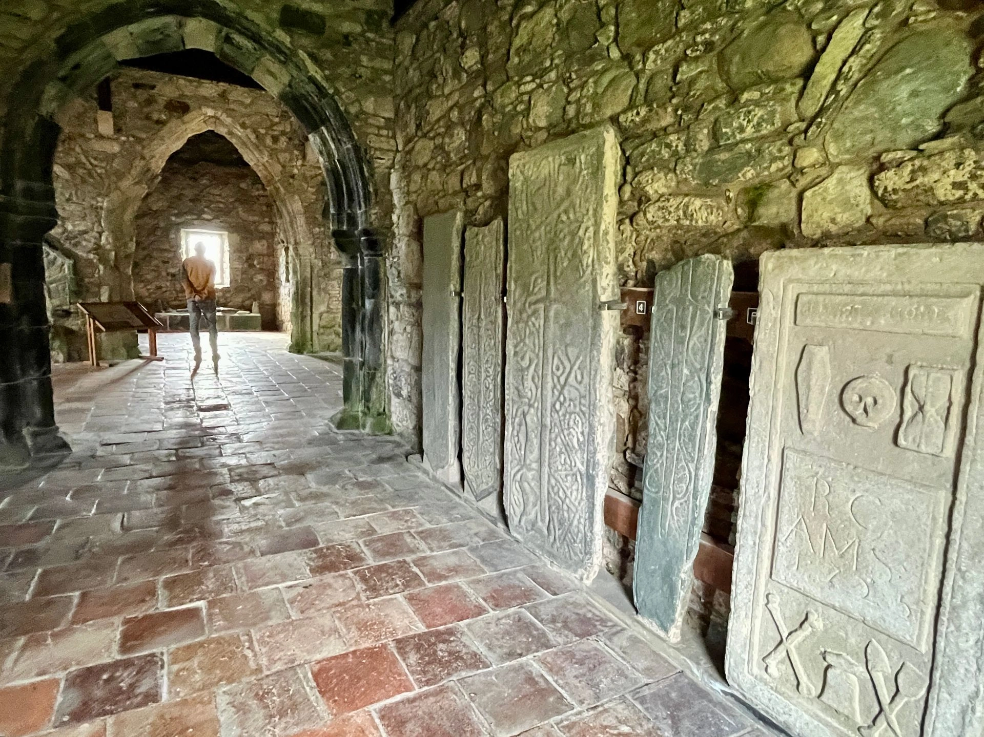 Geheimtipp auf Harris: Die mystische St. Clements Church in Rodel – Ein Roadtrip-Highlight