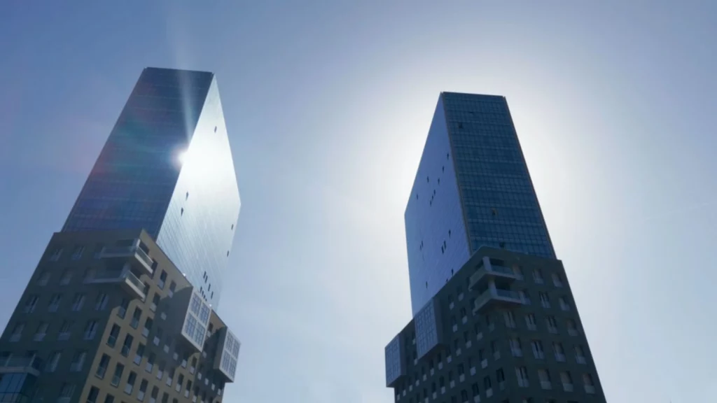 Die beiden modernen Zwillingstürme der Isozaki Atea Architekturkomplex von unten gegen den hellen Himmel fotografiert.