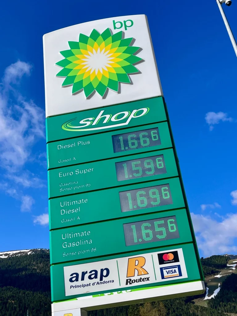 Eine grüne BP-Preistafel in Andorra zeigt die aktuellen Kraftstoffpreise für Diesel und Euro Super unter blauem Himmel.