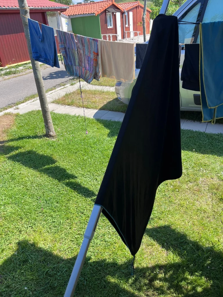 Frisch gewaschene Wäsche hängt auf einer Leine im Wind auf dem Campingplatz Virgen del Mar.
