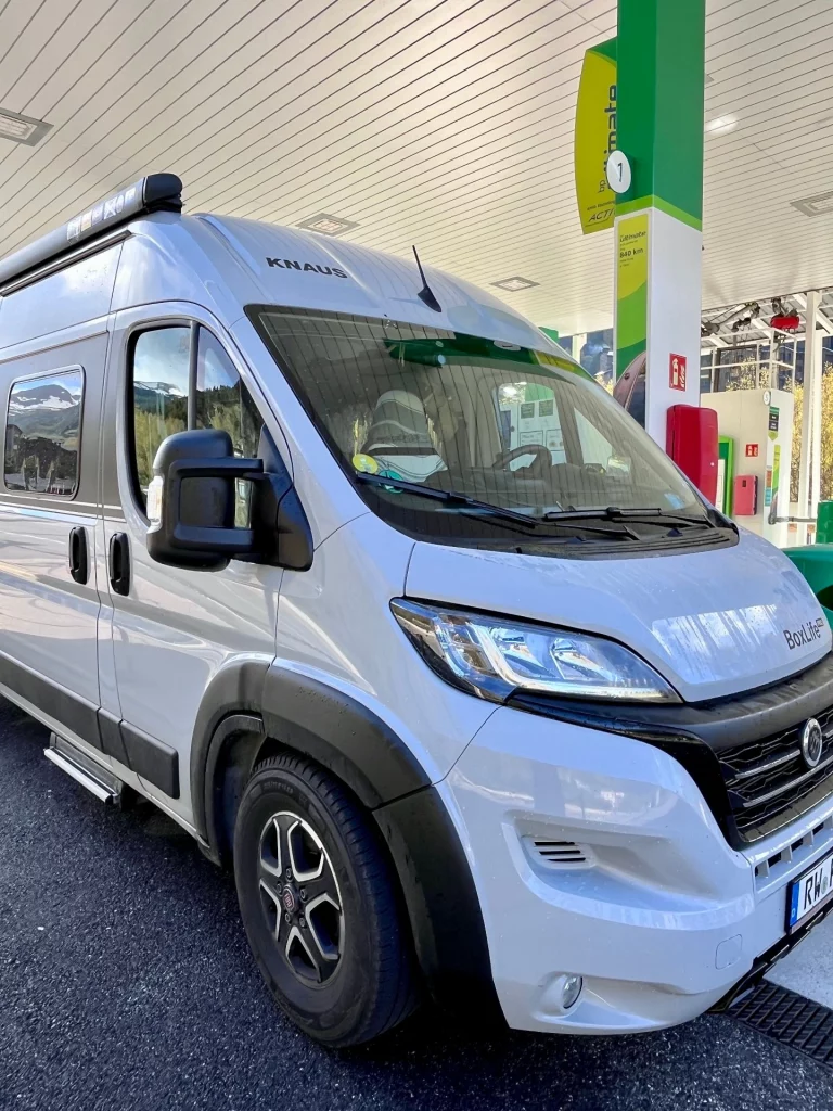 Die Vorderansicht des grauen Knaus Box Life Camper Vans an einer BP-Zapfsäule in Andorra.