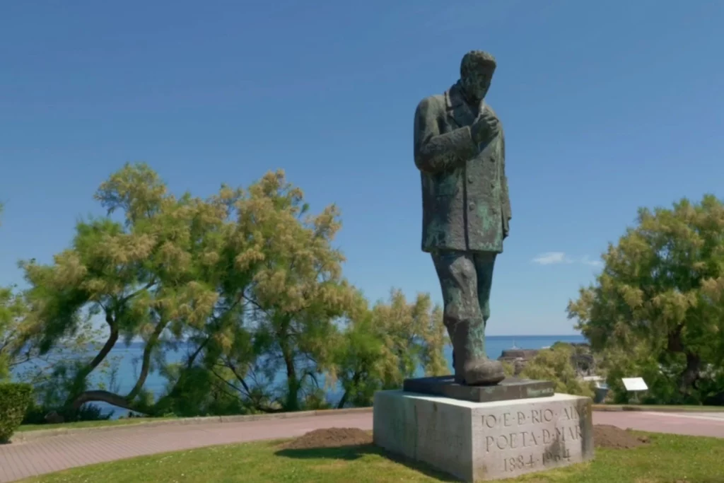 Der Dichter des Meeres: Das Denkmal für José del Río Sainz (1884–1964) blickt melancholisch auf den Atlantik, dessen raue Schönheit er in seinen Werken so oft besungen hat.