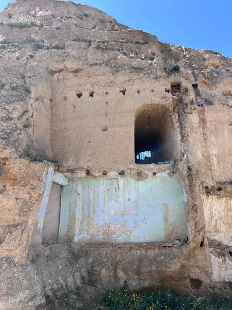 In den hellen Fels gehauene historische Höhlenwohnungen, sogenannte Cuevas, in den Klippen von Valtierra.