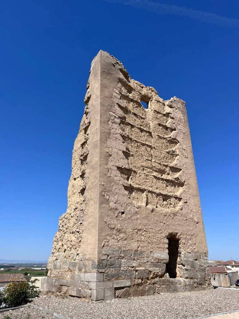 Die historische Ruine des Torre de la Torraza in Valtierra vor strahlend blauem Himmel im Norden von Spanien.