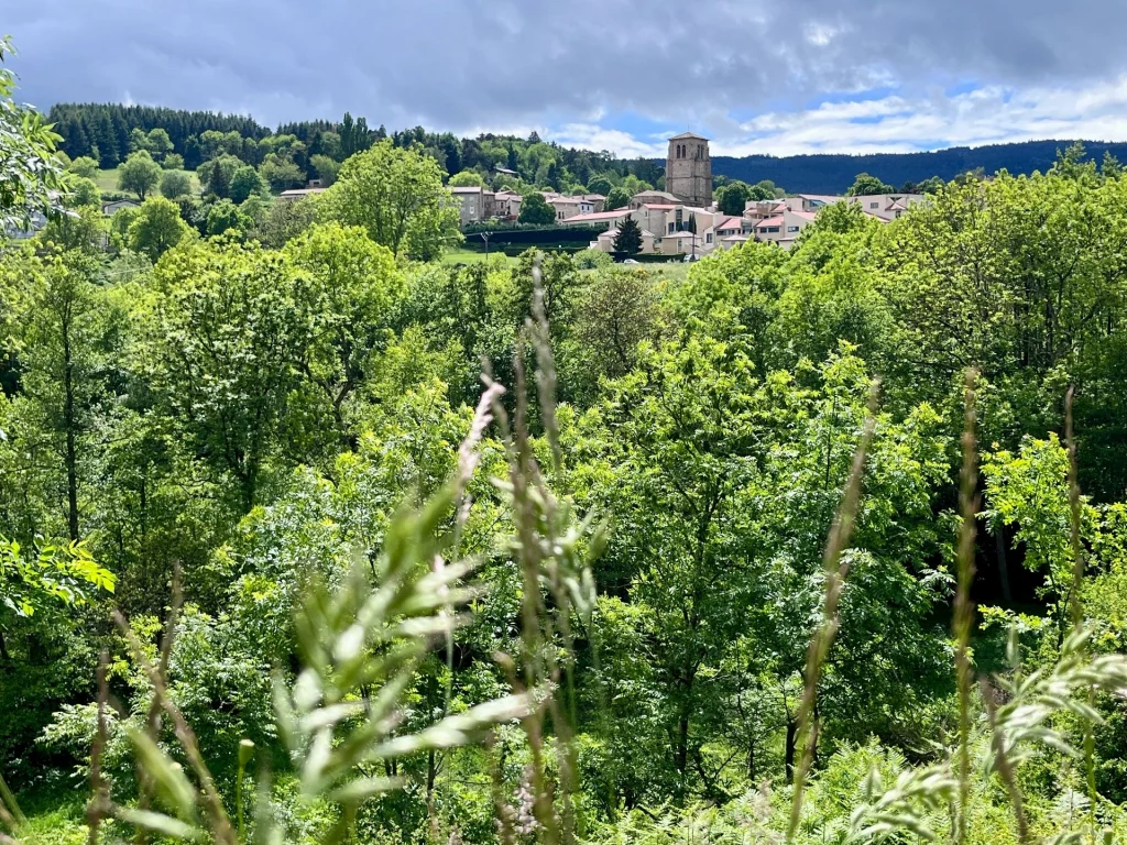 Idylle pur abseits der Autobahn: Kleine Steindörfer und endlose grüne Wälder prägen die Fahrt durch die Region Rhône-Alpes.